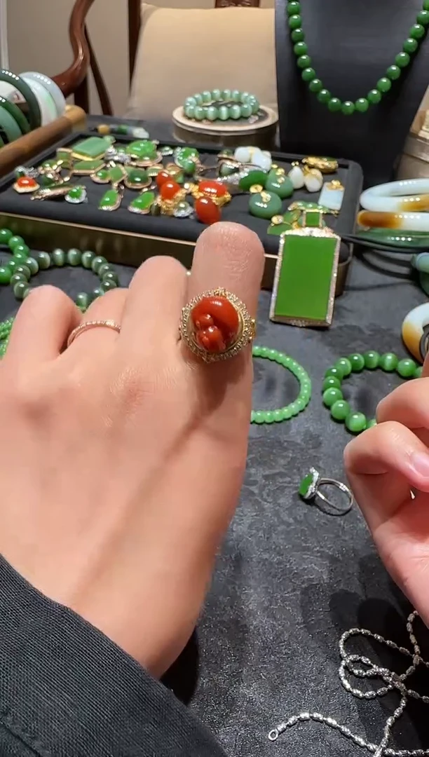 18K金镶嵌南红玛瑙戒指1