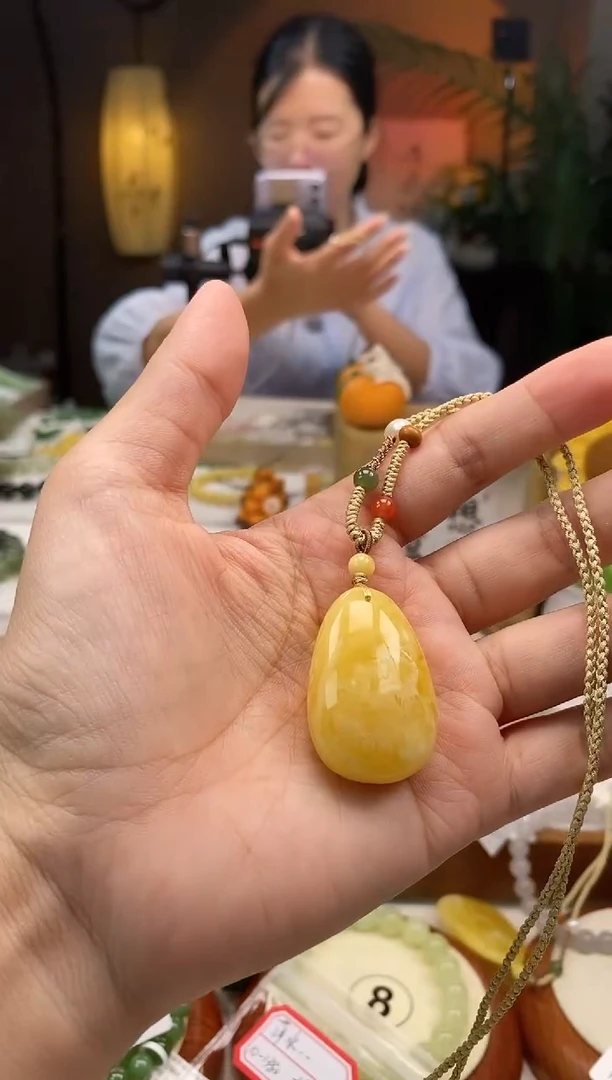 蜜蜡颈饰未镶嵌一**来蜜蜡吊坠