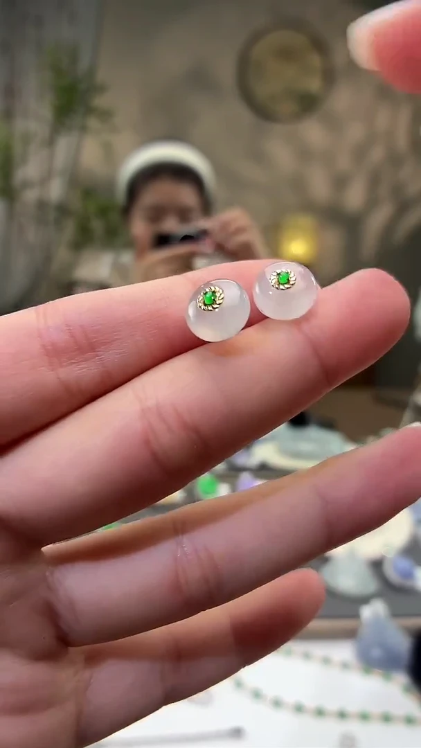 18K金镶嵌翡翠耳饰耳钉