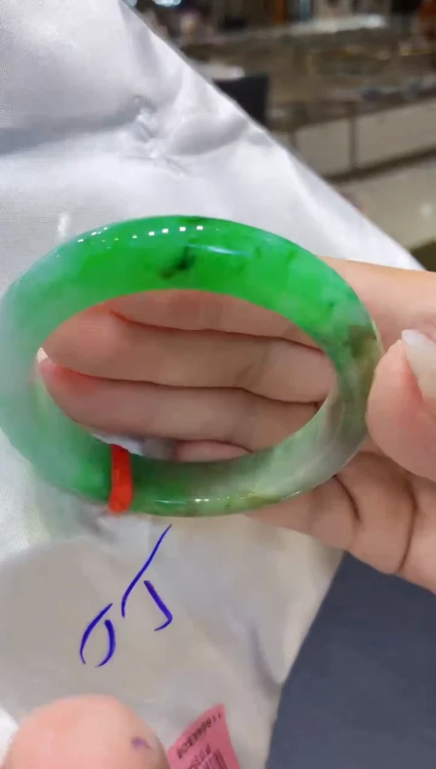 翡翠手镯未镶嵌翡翠手镯