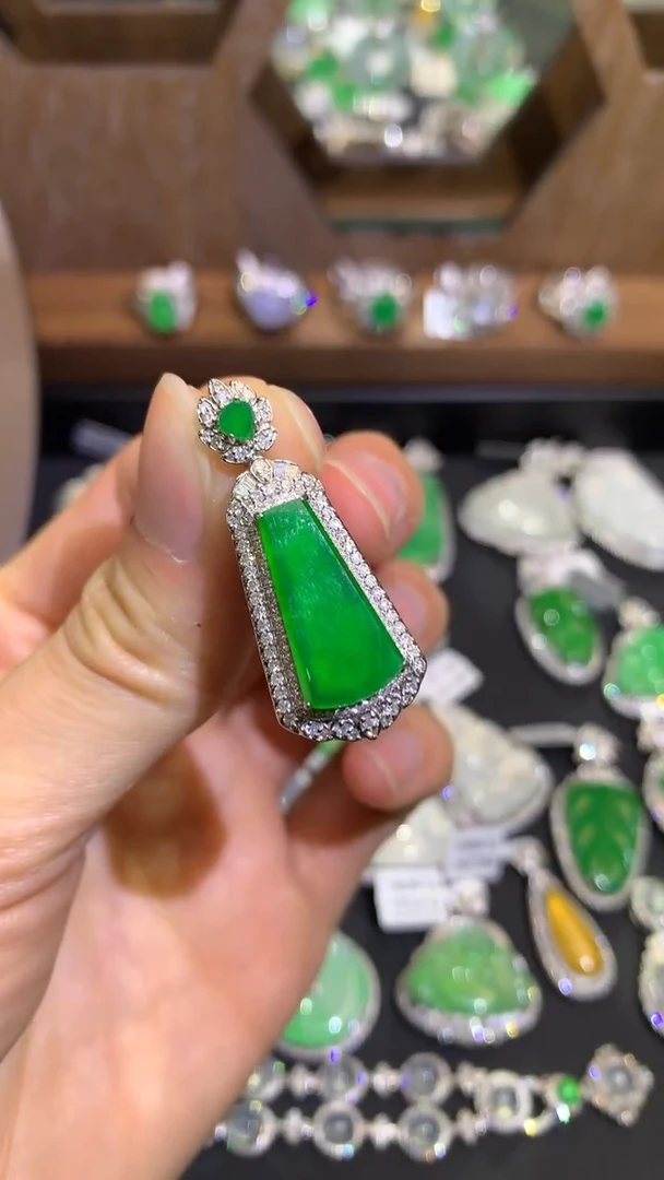 【闪购商品】翡翠吊坠(不含链)18K金镶嵌吊坠