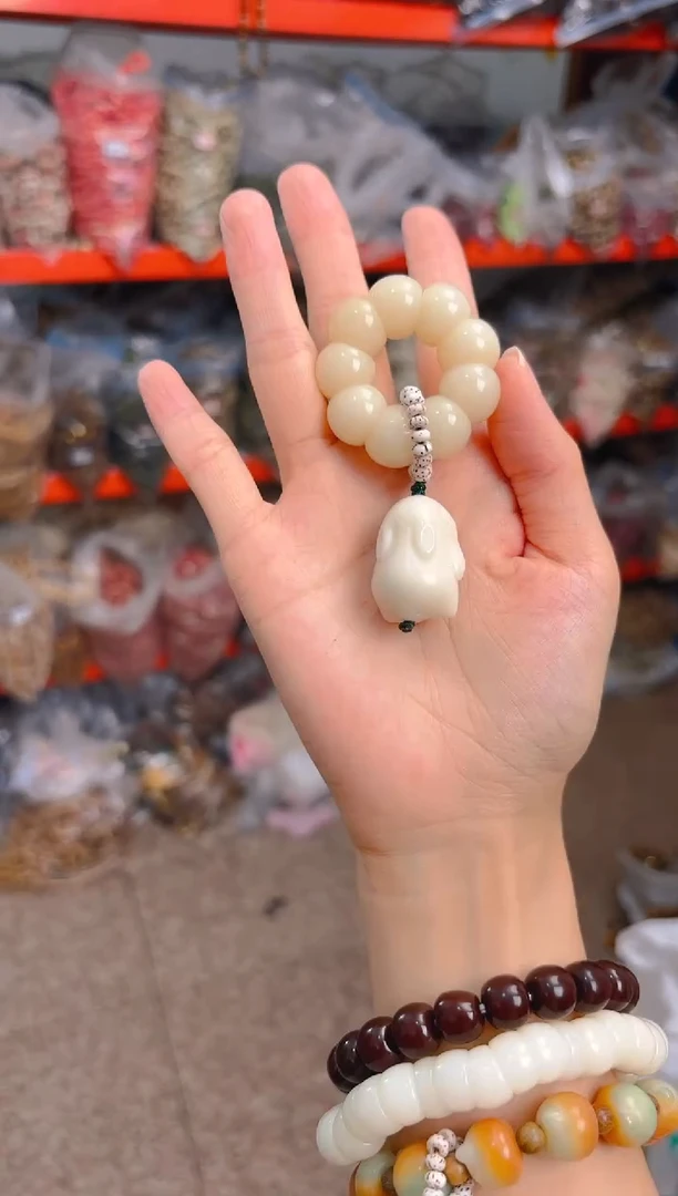 吊坠菩提根/象牙果荔枝栋手捻带白色兔