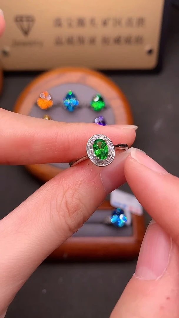 银S925镶嵌戒指石榴石（沙弗莱）.