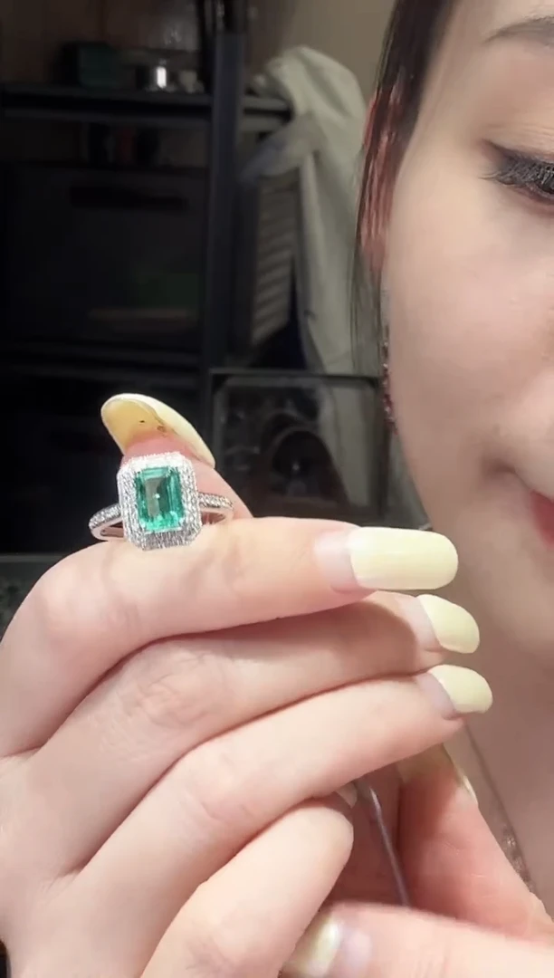 18K金镶嵌戒指祖母绿1.40ct