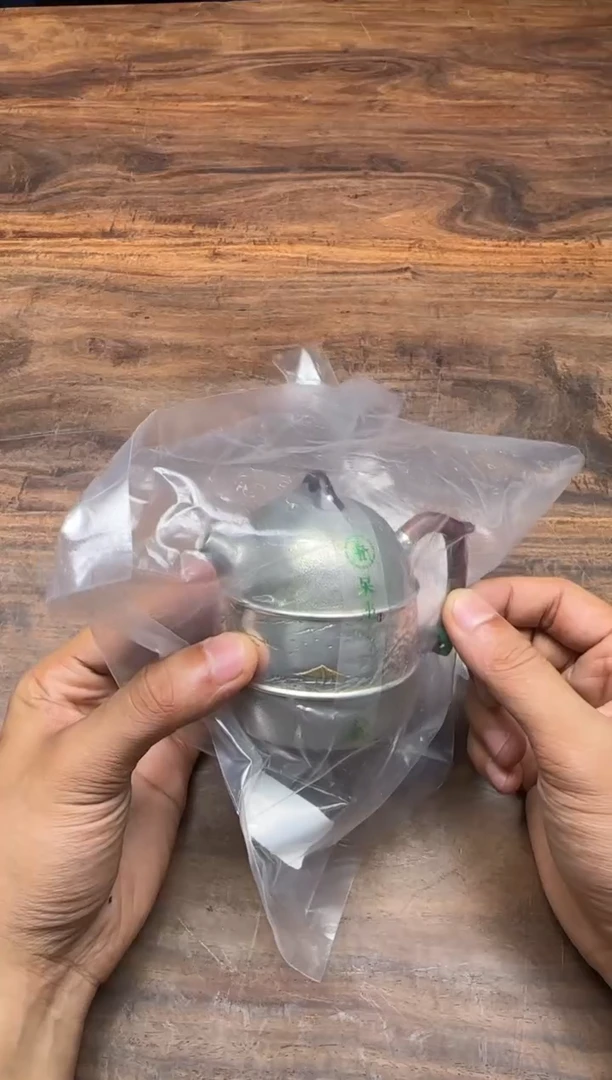 何呆坐 雪花纹錾刻嵌金秋山待渡 秦权壶