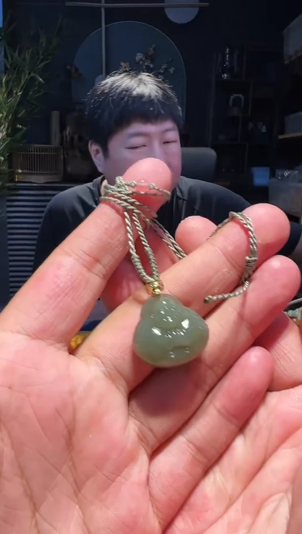 和田玉未镶嵌颈饰吊坠