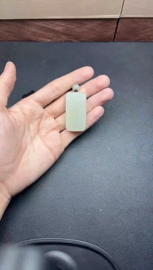 吊坠(赠链)未镶嵌和田玉且末微色差迪克兰一细吊坠