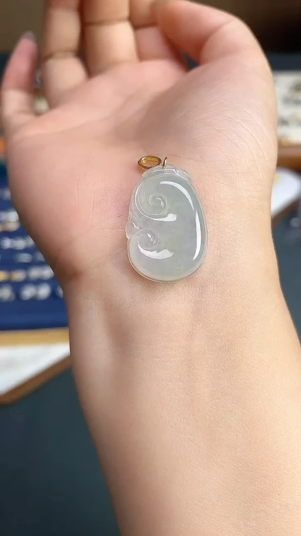 颈饰18K金镶嵌翡翠2025120601