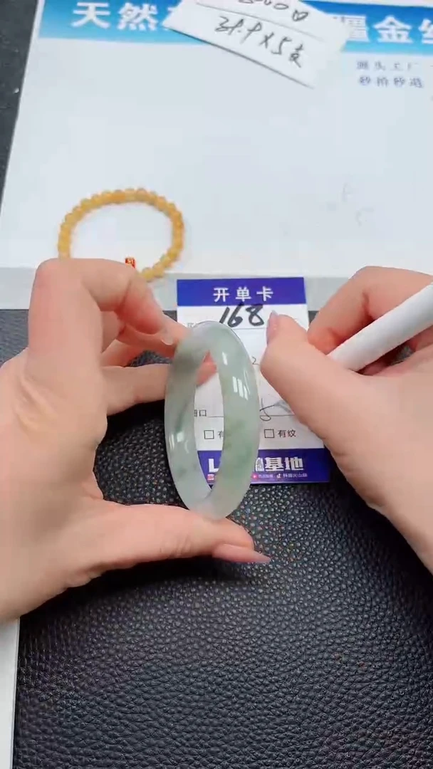 【闪购商品】石英质玉手镯未镶嵌金湖路