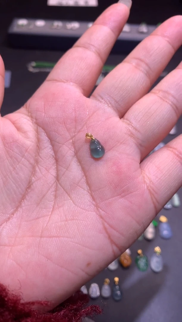 【闪购商品】翡翠吊坠(不含链)18K金镶嵌颜色随机