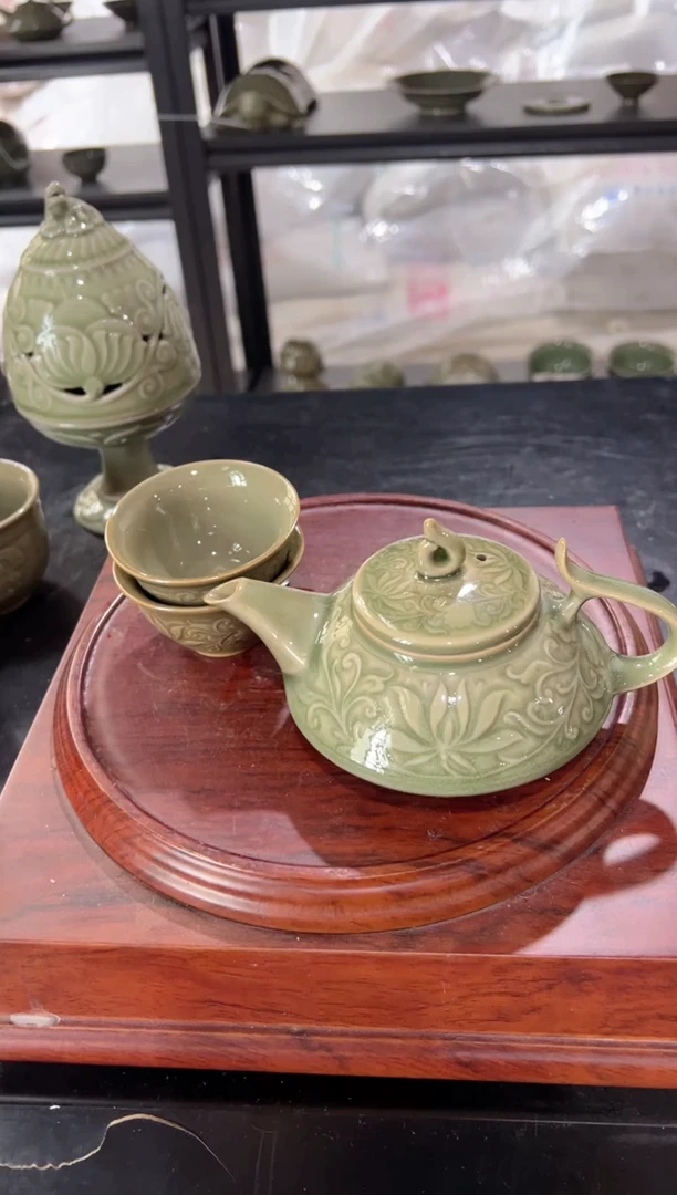 微瑕耀州窑莲纹虚遍壶+莲纹小杯2