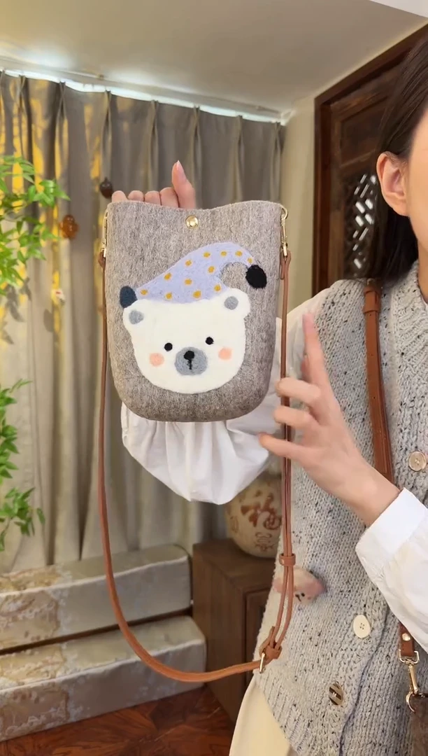 羊毛非遗羊毛毡包 手机包灰小熊