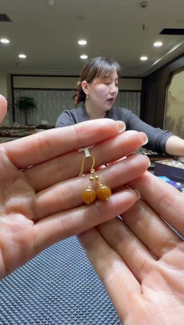 颈饰18K金镶嵌和田玉耳饰一对