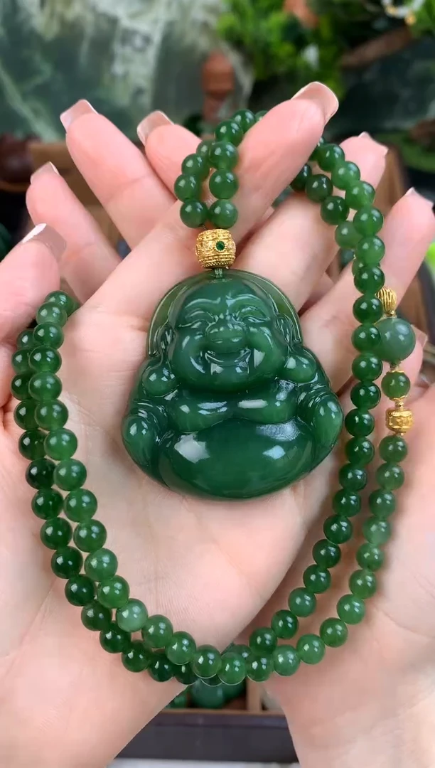 颈饰18K金镶嵌和田玉吊坠50mm