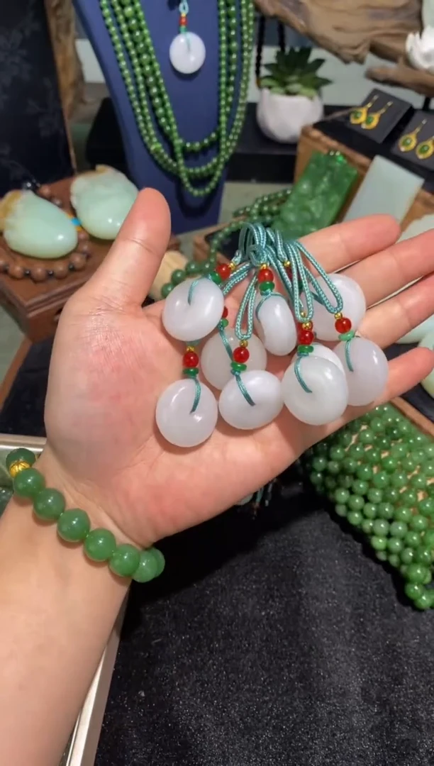 未镶嵌石英质玉珠宝奇石新疆玉平安扣吊坠一件