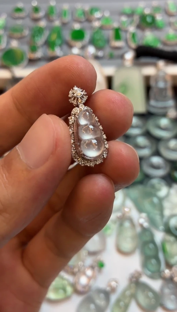 吊坠(不含链)18K金镶嵌翡翠豆子