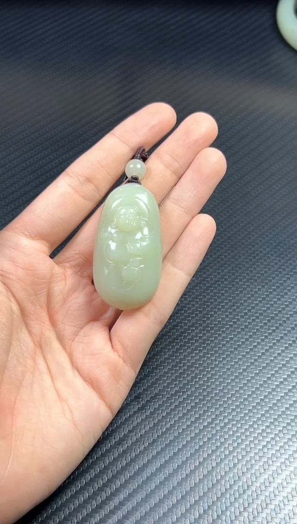 吊坠(赠链)未镶嵌和田玉且末微色差迪克兰二细