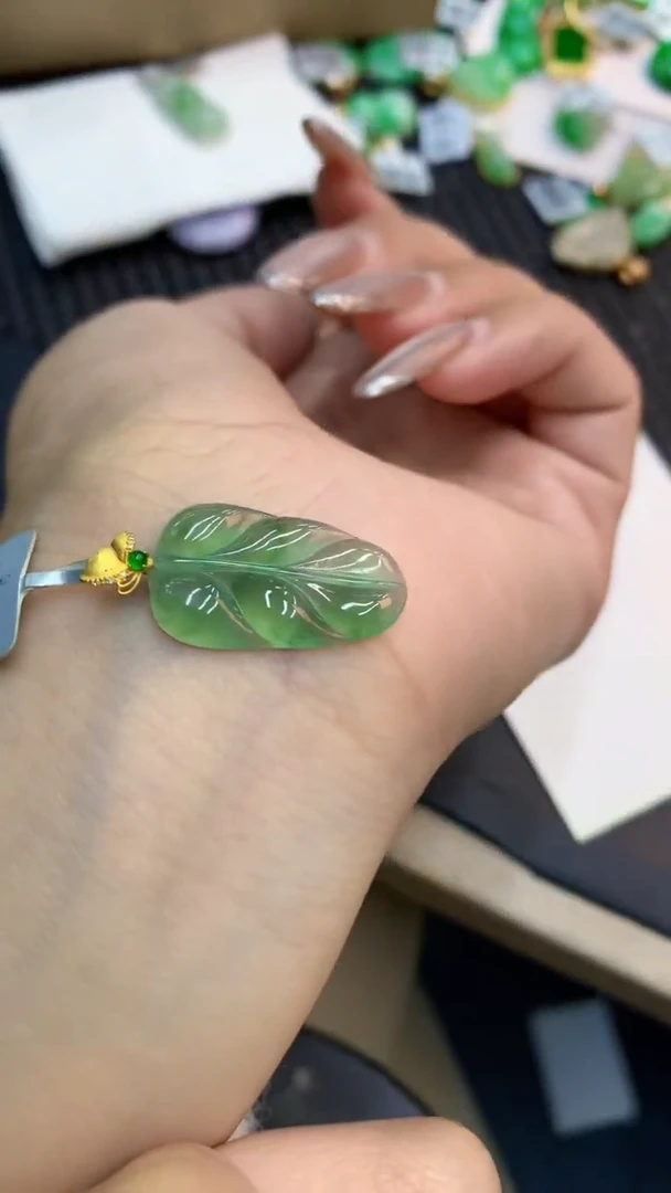 颈饰18K金镶嵌翡翠1