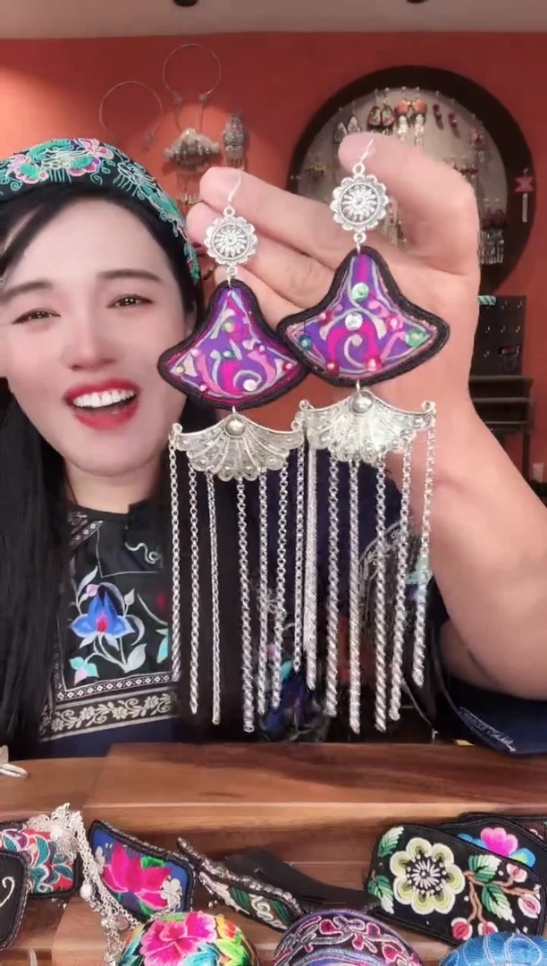 织绣非遗手工苗银苗绣饰品66