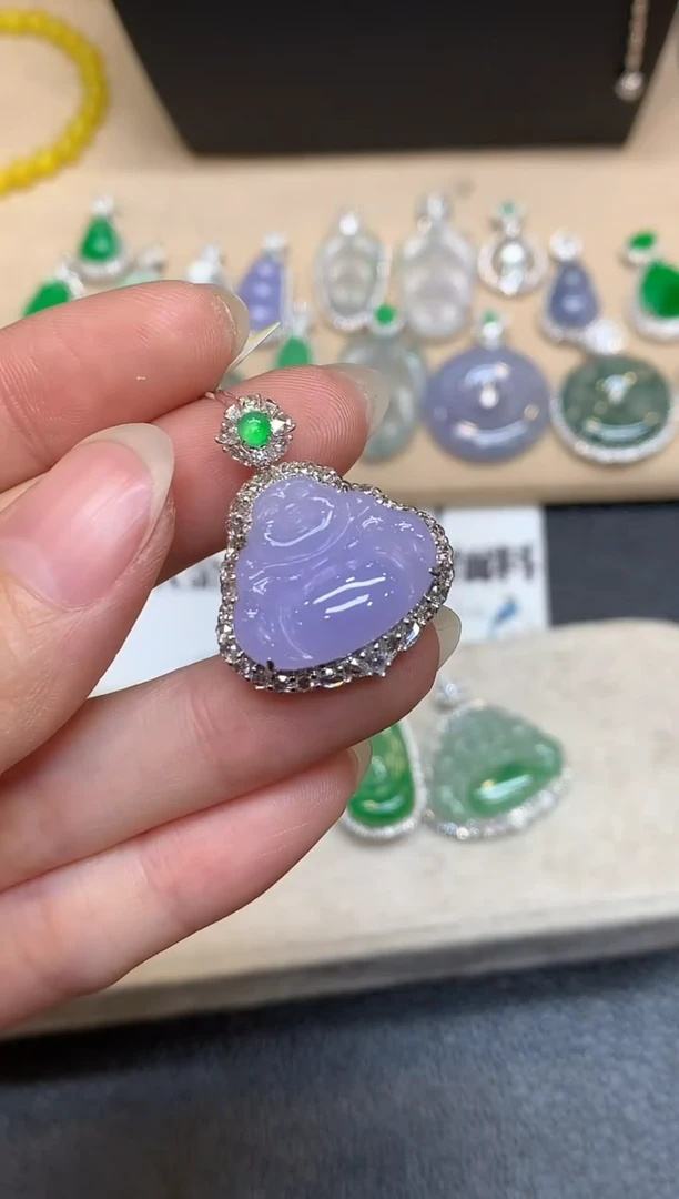 颈饰18K金镶嵌翡翠佛公【无服务费