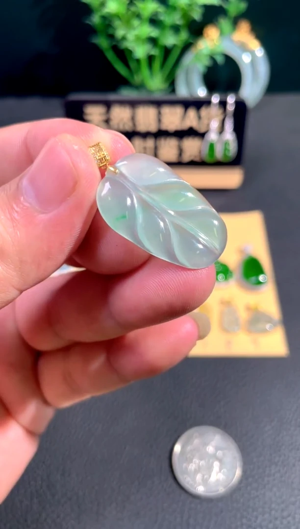 颈饰18K金镶嵌翡翠翡翠