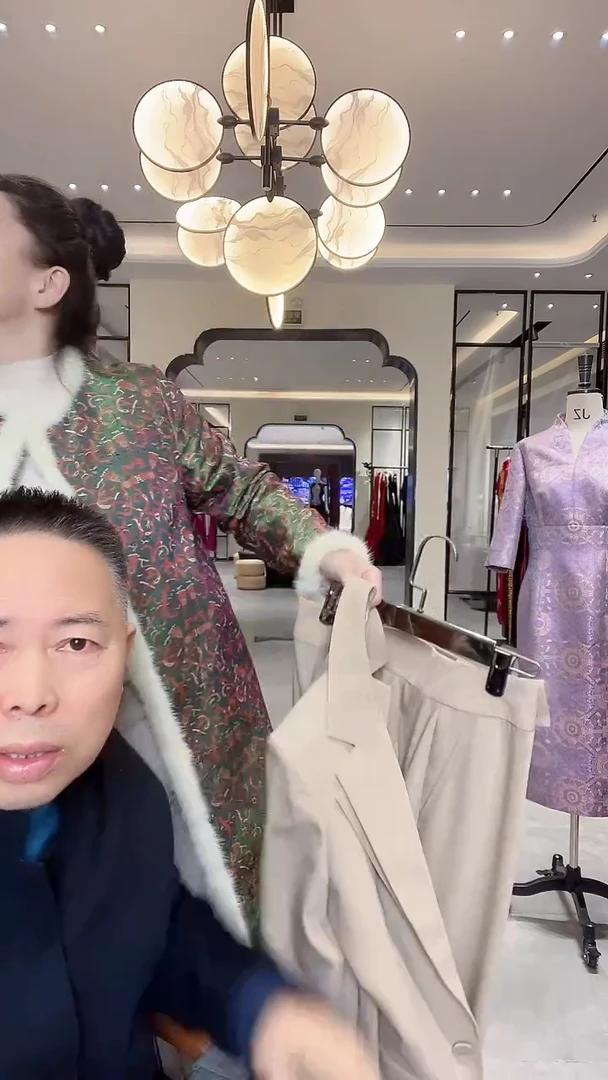 高定羊毛米色套装 上衣+裤子 999。40码