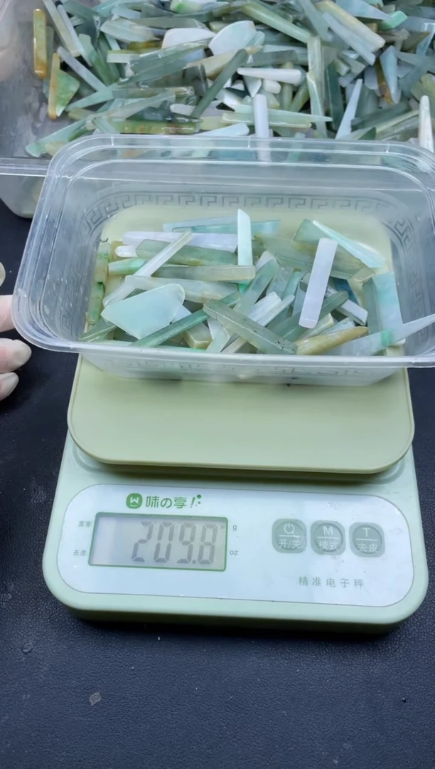 【闪购商品】翡翠颈饰未镶嵌天然翡翠边角中号200克28