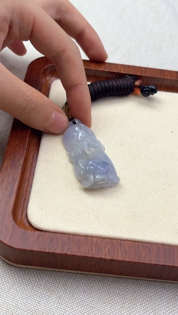 翡翠挂件未镶嵌白菜发一件