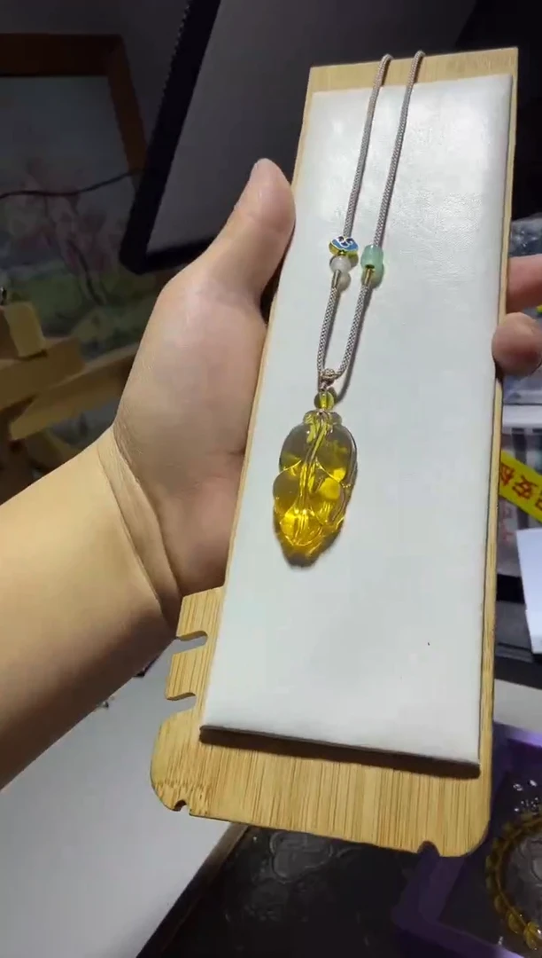 琥珀颈饰未镶嵌叶子