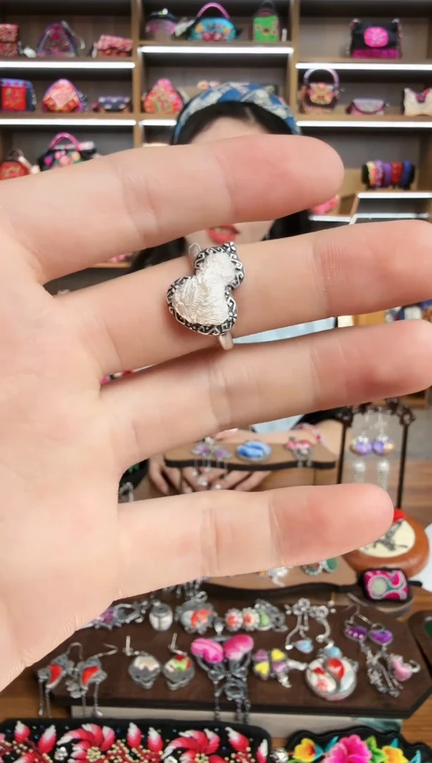 【闪购商品】织绣25蒙阿苏苗绣传承