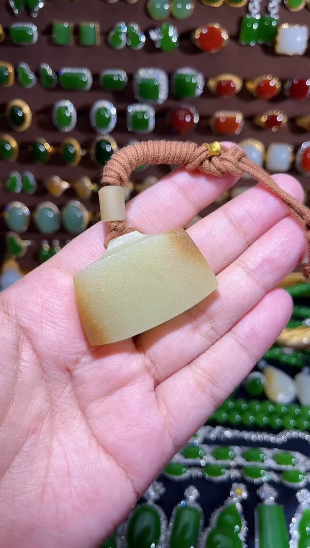 颈饰未镶嵌和田玉吊坠