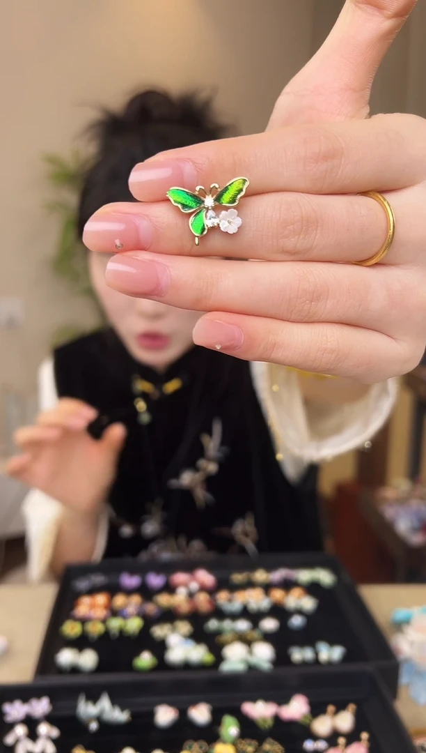 刺绣绿色蝴蝶耳钉
