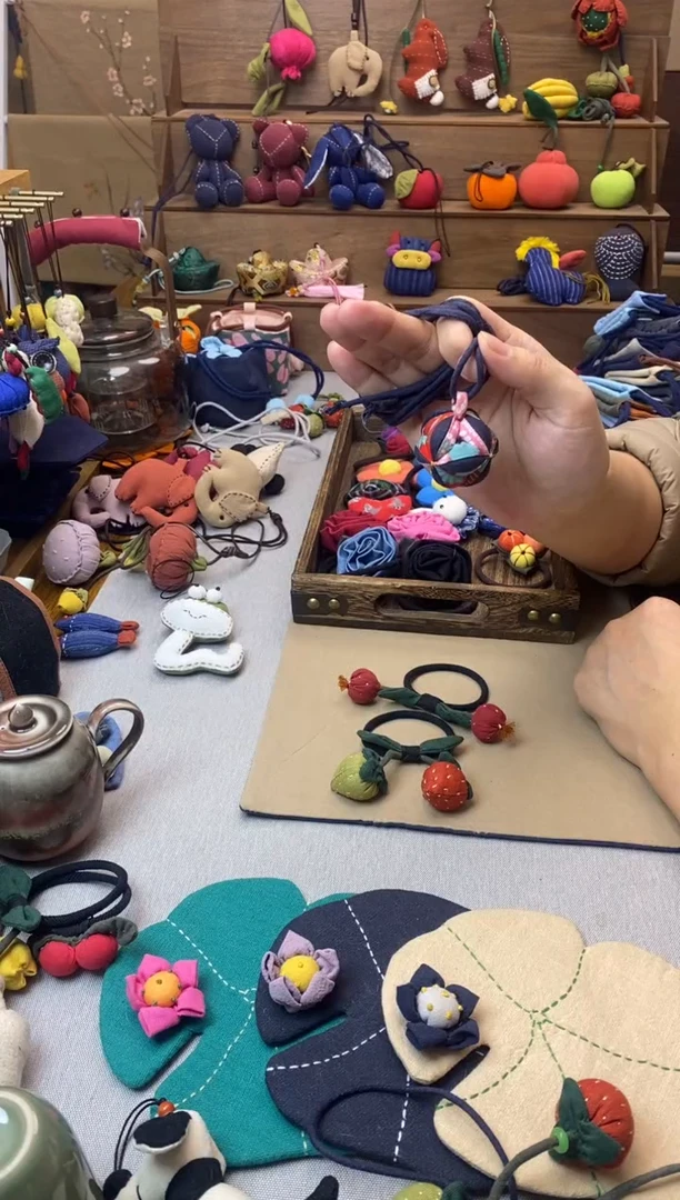 布艺绣球吊坠+蓝绳子