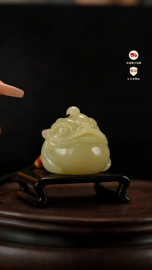云南石竹叶青雕刻：纳福金蟾手把件摆件