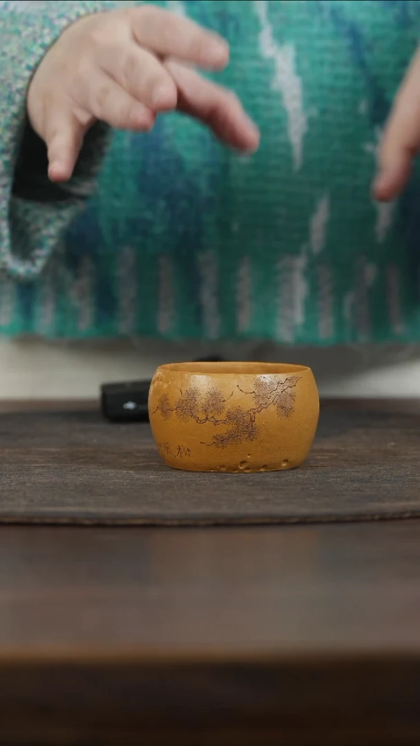 【闪购商品】紫砂茶叶罐黄金段泥刻松针主人杯