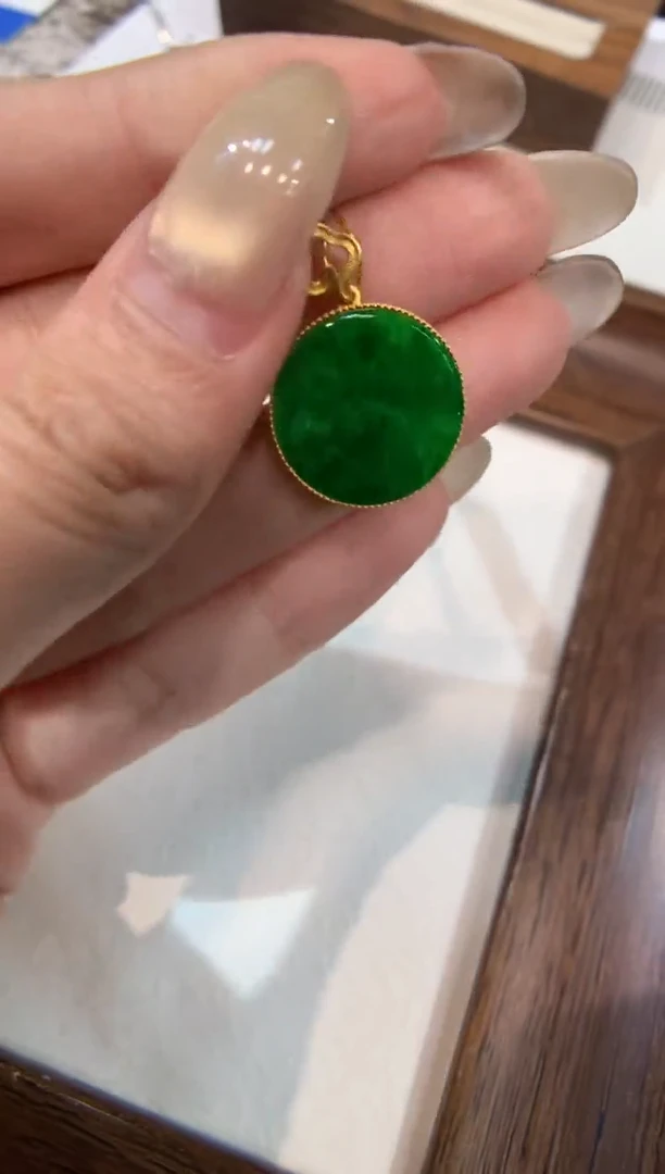 颈饰18K金镶嵌翡翠无事牌