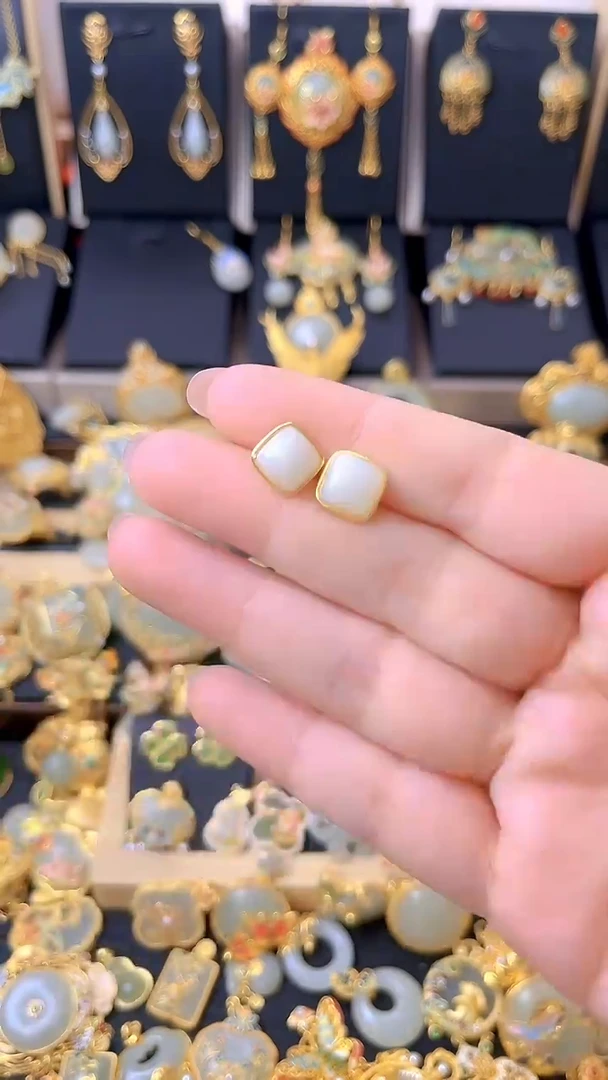 颈饰银S925镀金镶嵌和田玉小面包耳钉