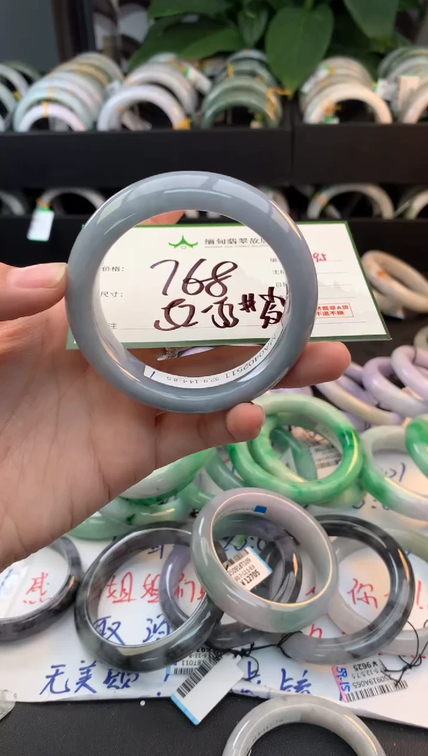 未镶嵌定制翡翠毛货需精细抛光+多人