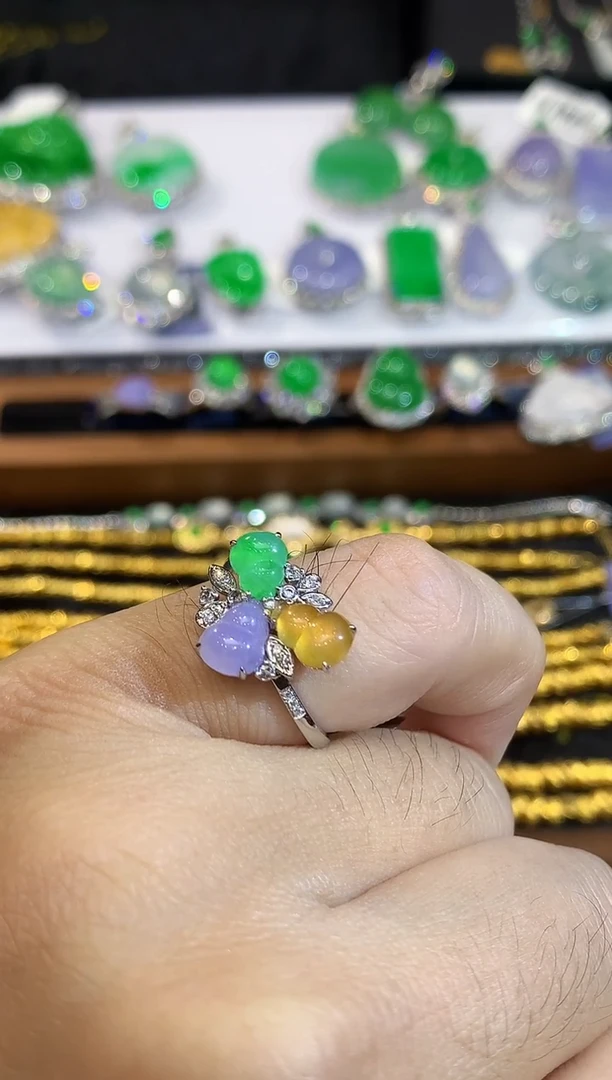 18K金镶嵌戒指翡翠多样性发其一