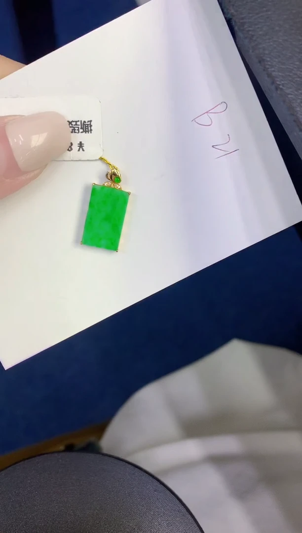 颈饰18K金镶嵌翡翠缅甸天然翡翠A货