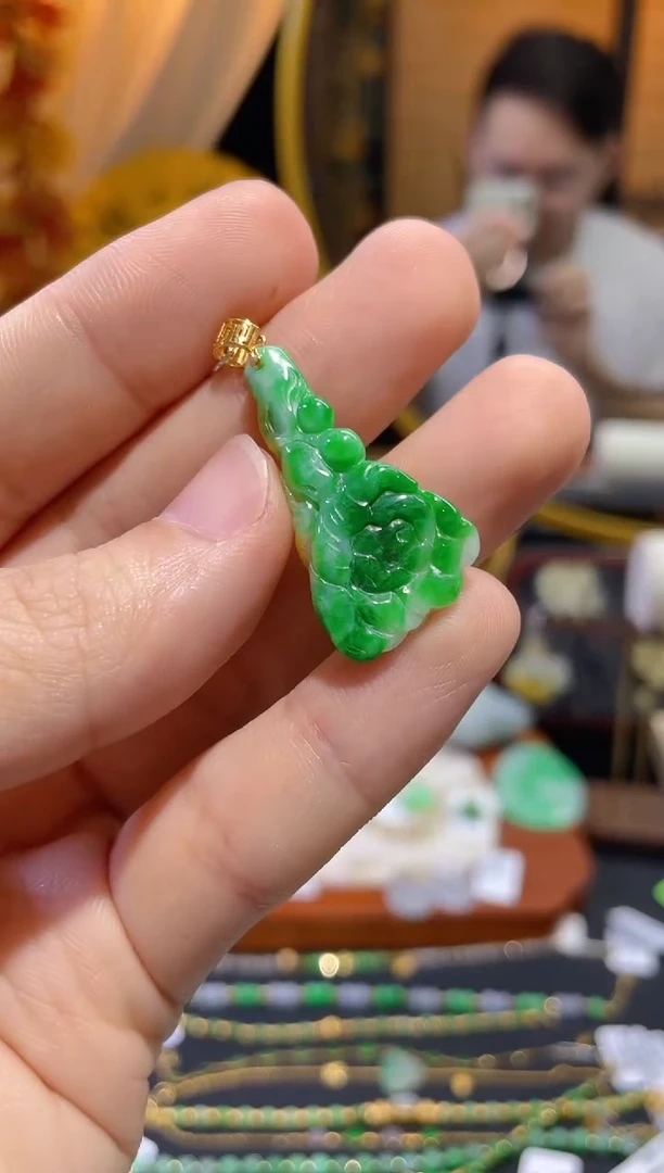颈饰18K金镶嵌翡翠莲花