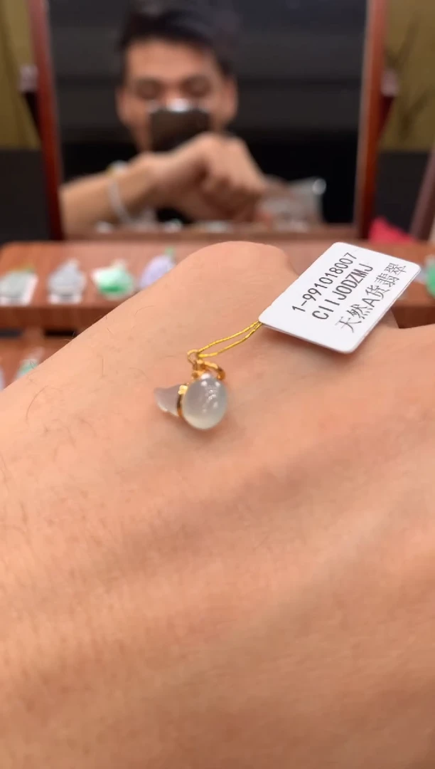 颈饰18K金镶嵌翡翠葫芦小滴溜