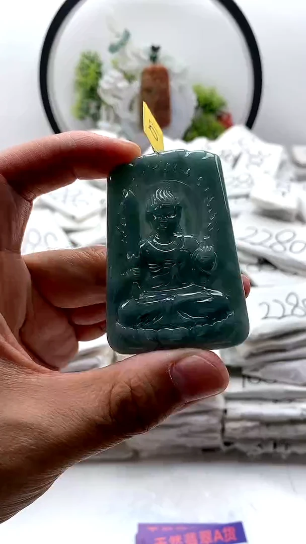 翡翠未镶嵌颈饰不动明王【品质一般介意慎拍】