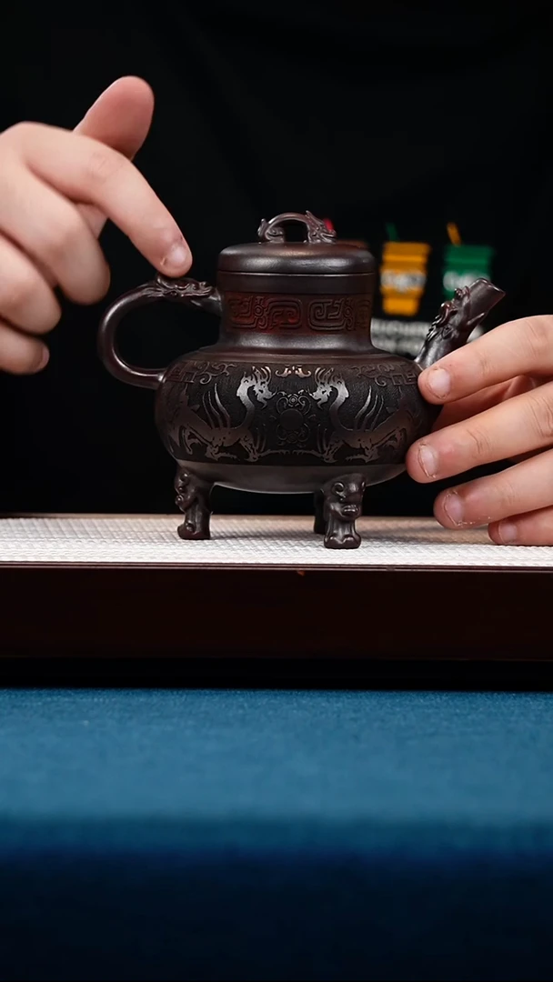 壶型三足兽鼎 泥料铁血红砂 刻绘双龙戏珠