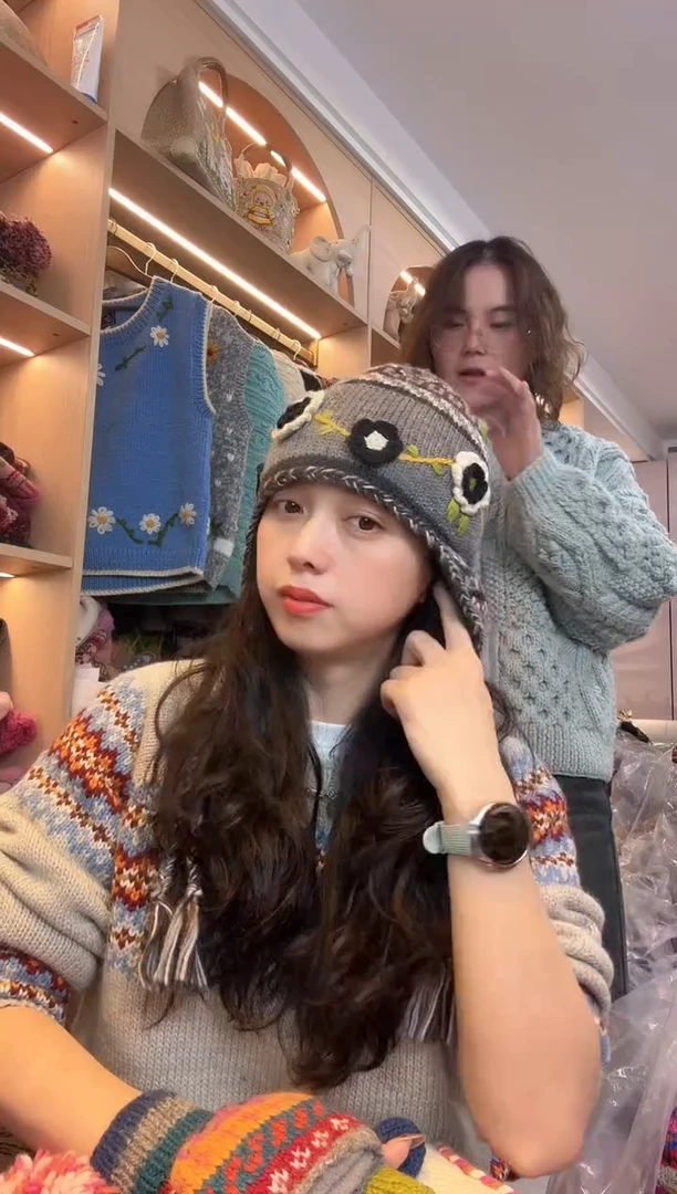 羊毛美利奴灰色刺绣护耳帽