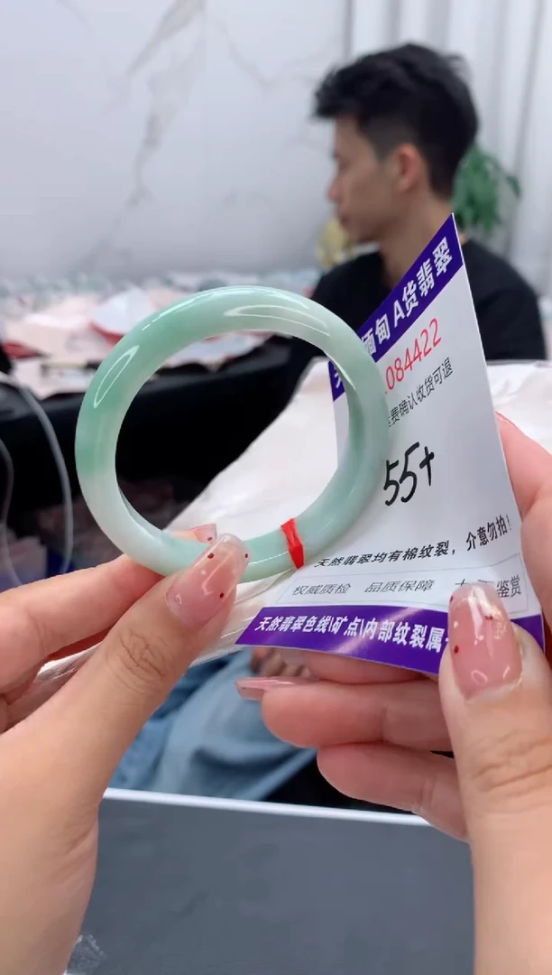 未镶嵌手镯翡翠有纹，完美者勿拍