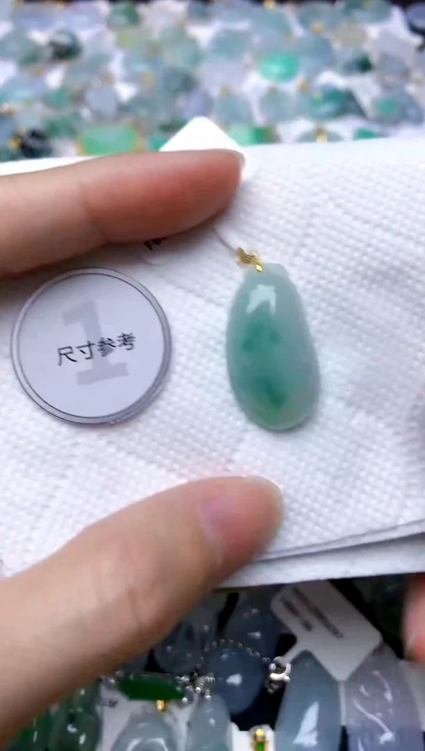 颈饰18K金镶嵌翡翠天然A货翡翠