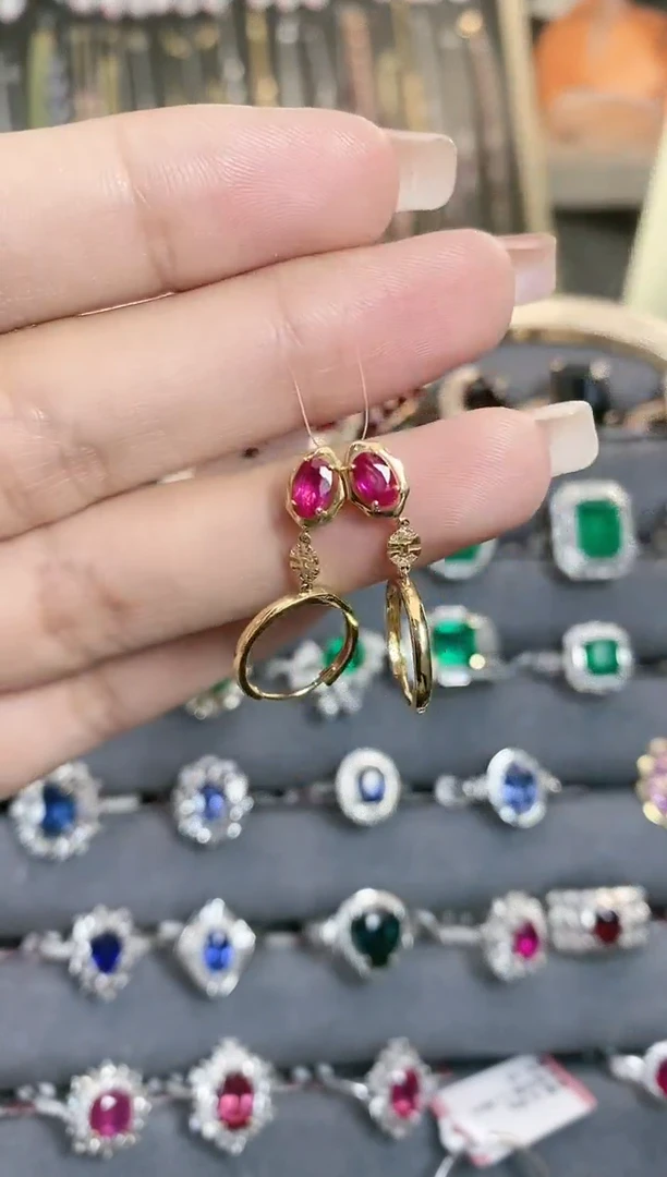 耳饰18K金镶嵌红宝石·