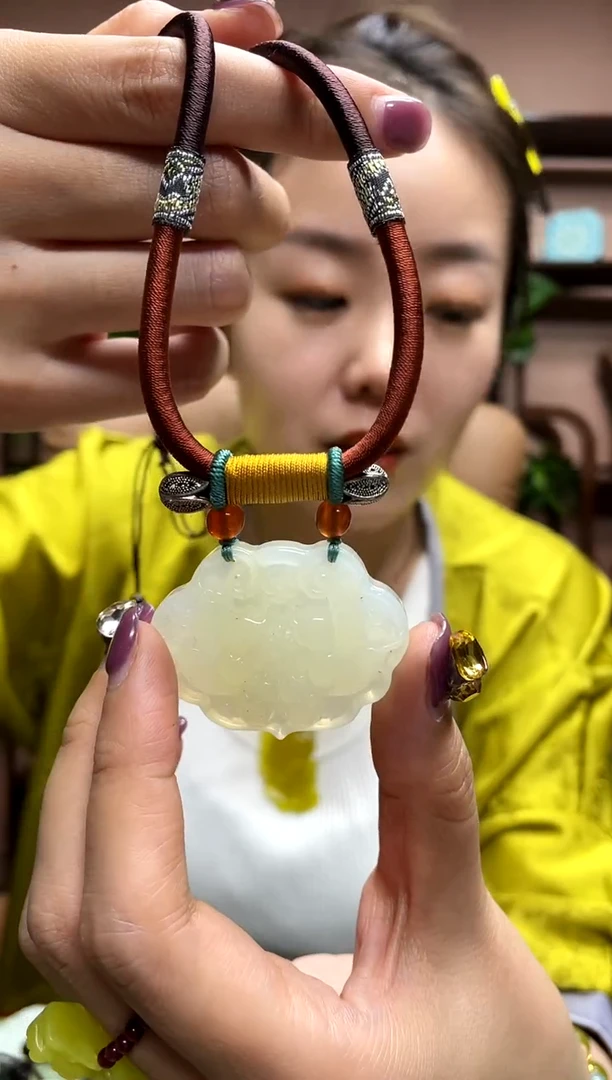 岫玉未镶嵌吊坠·