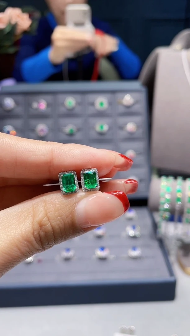 【闪购商品】祖母绿耳钉18K金镶嵌1.28克拉